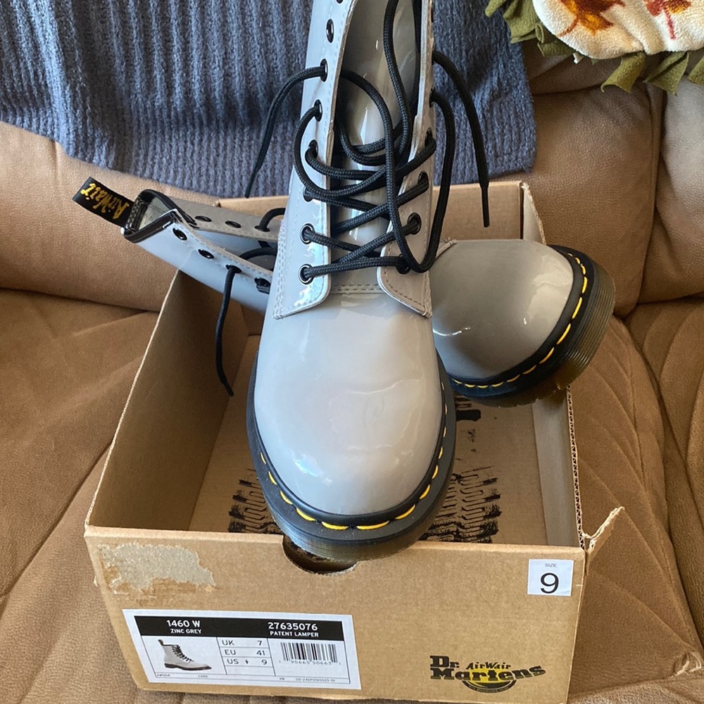 Dr Martens Brand New Grey Patent Lamper